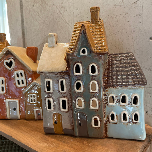 Hus i keramikk